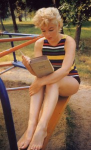 Marilyn Monroe reading Ulysses 